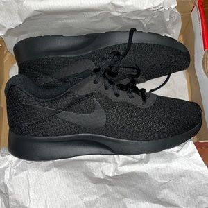 Brand new Nike tanjun shoes 👟